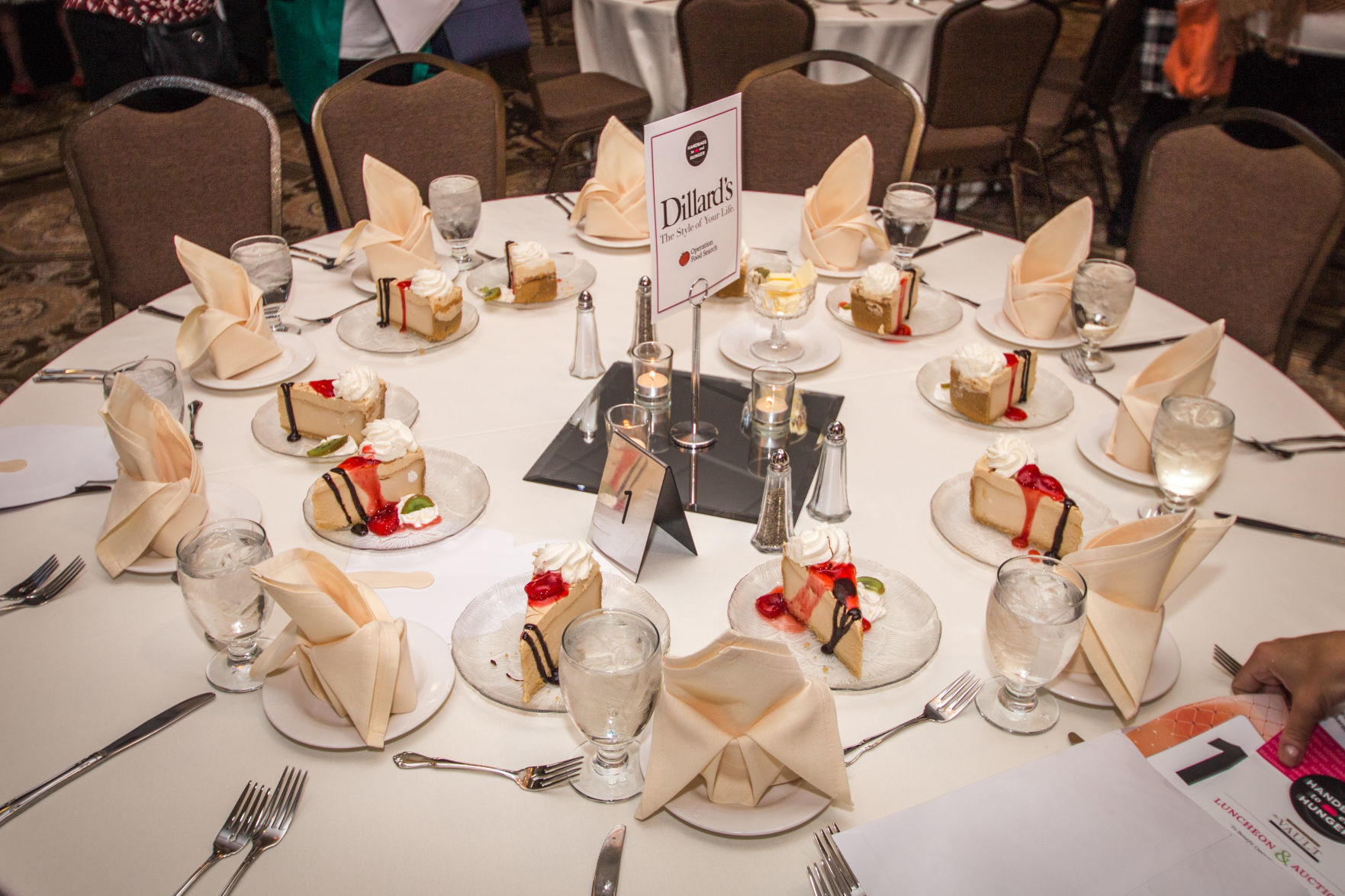 102018handbagstoendhunger23.jpg
